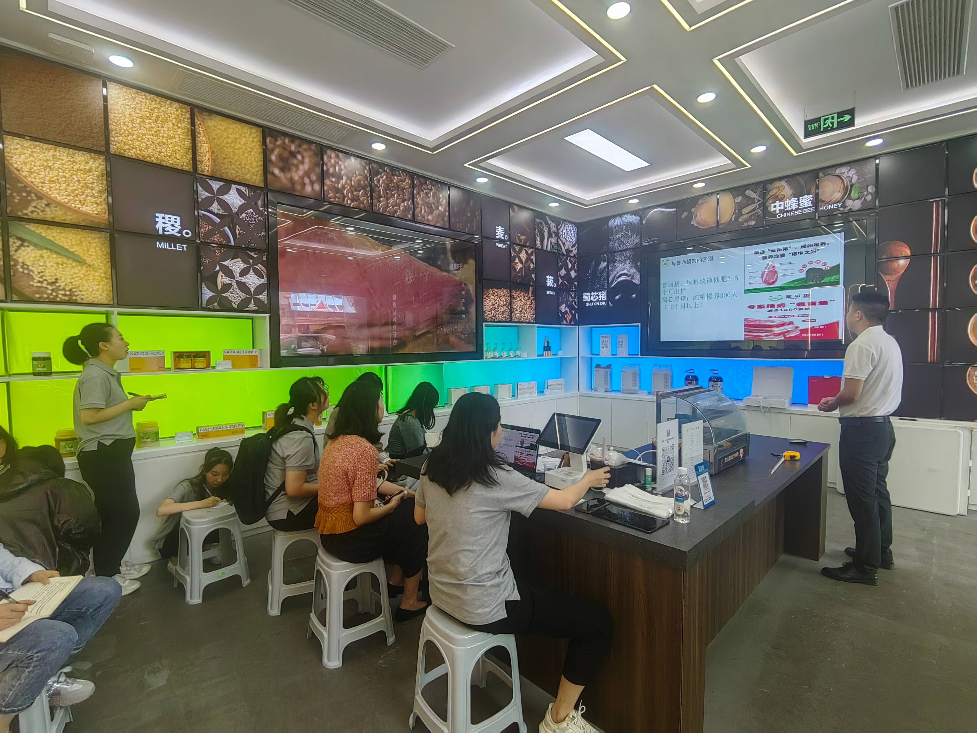 蜂业公司携手蜀芯猪公司共同开展蜀芯猪产品专题培训会