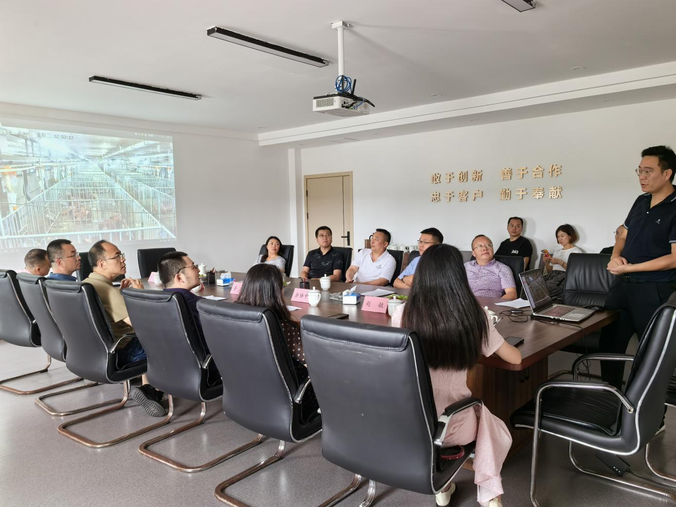 农业农村厅生猪种业发展调研组赴川繁猪公司调研生猪种业发展情况