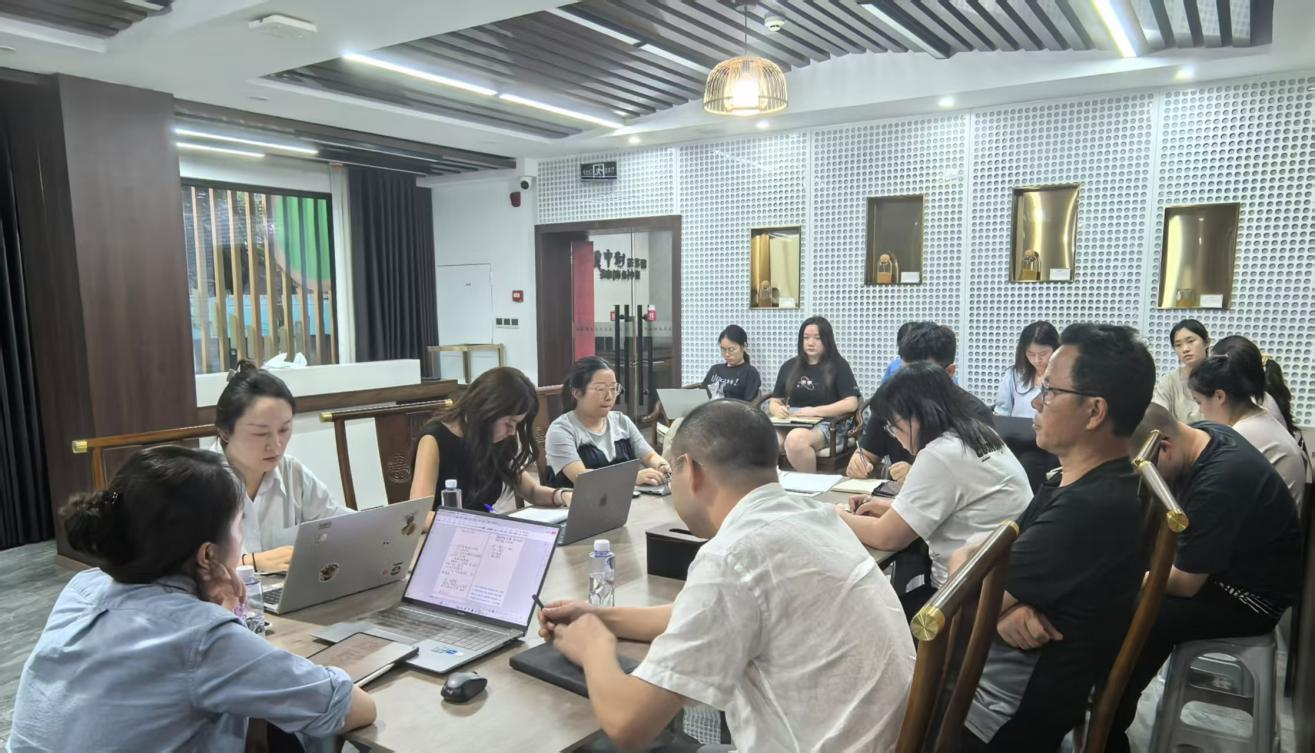 蜂业公司召开集团2025年年中工作会精神传达会