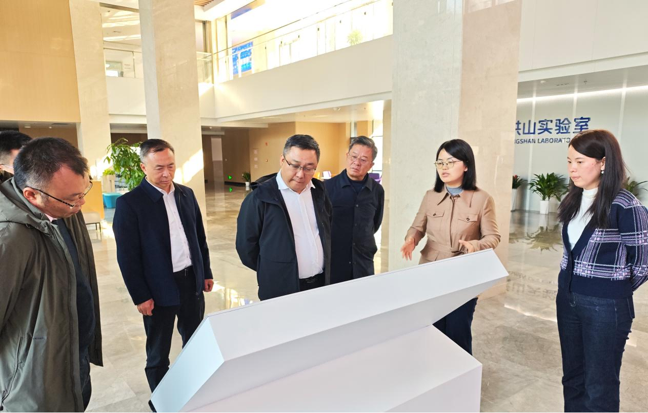 四川省农业农村厅总经济师李宇飞率队调研洪山实验室 易飞陪同