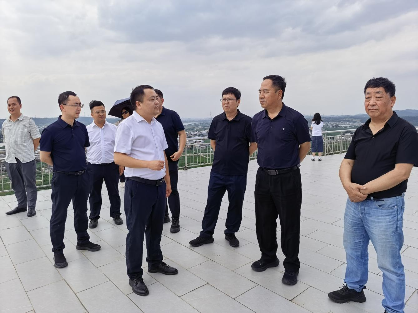 全国畜牧总站正高级畜牧师赵俊金一行到川繁猪公司开展调研